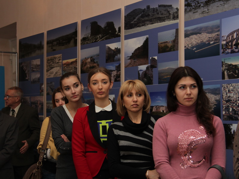 В Симферополе открылась выставка фотографий средневековых портов