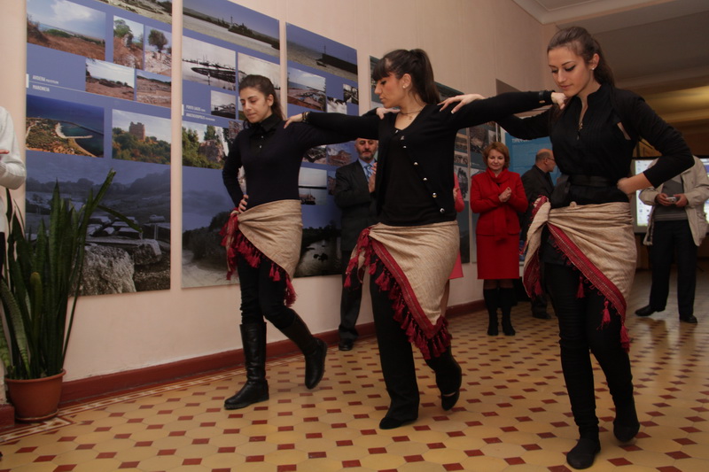 В Симферополе открылась выставка фотографий средневековых портов