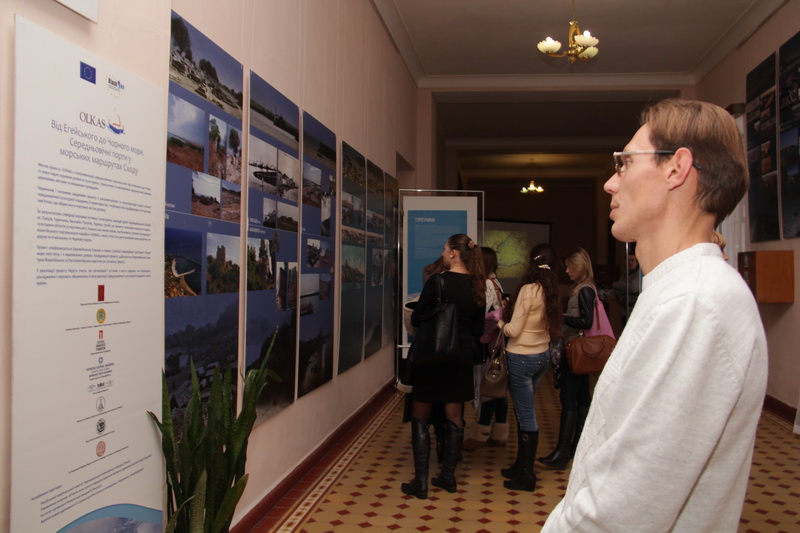 В Симферополе открылась выставка фотографий средневековых портов