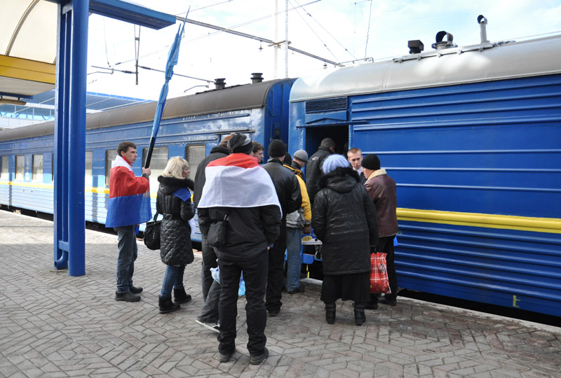 Крымчане отправились в Киев поддержать Президента