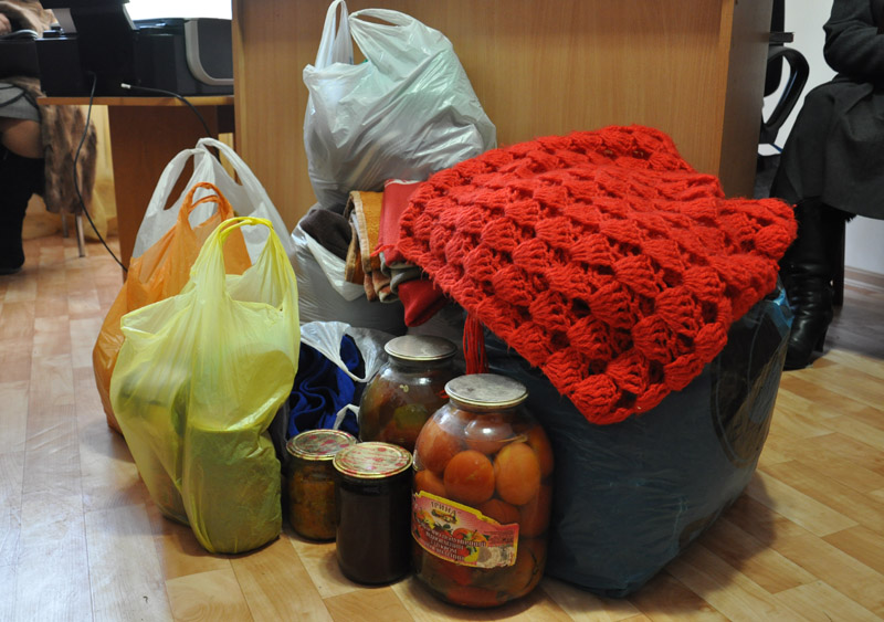 В Крыму собирают еду и теплые вещи для участников митинга «Сохраним Украину!» в Киеве