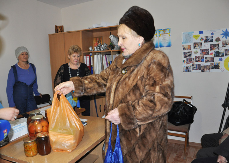В Крыму собирают еду и теплые вещи для участников митинга «Сохраним Украину!» в Киеве