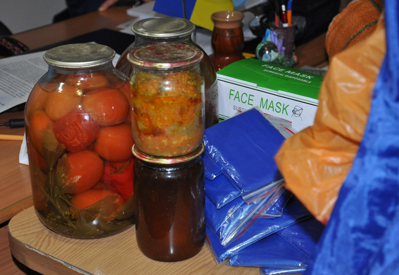 В Крыму собирают еду и теплые вещи для участников митинга «Сохраним Украину!» в Киеве