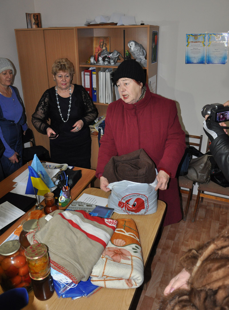 В Крыму собирают еду и теплые вещи для участников митинга «Сохраним Украину!» в Киеве