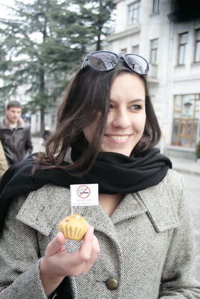 В Симферополе некурящим прохожим предлагали кексы и горячий чай