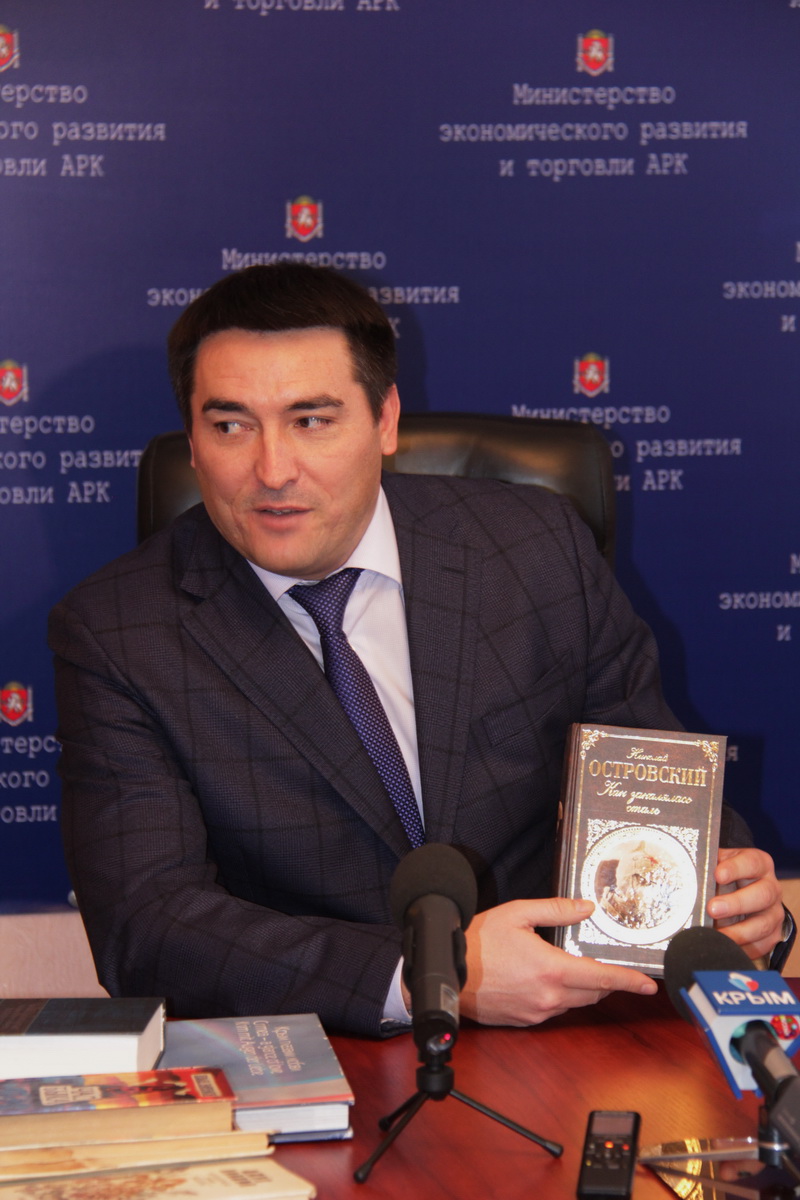 Члены Совета министров Крыма поучаствовали в акции «Книги, которые нас воспитали»