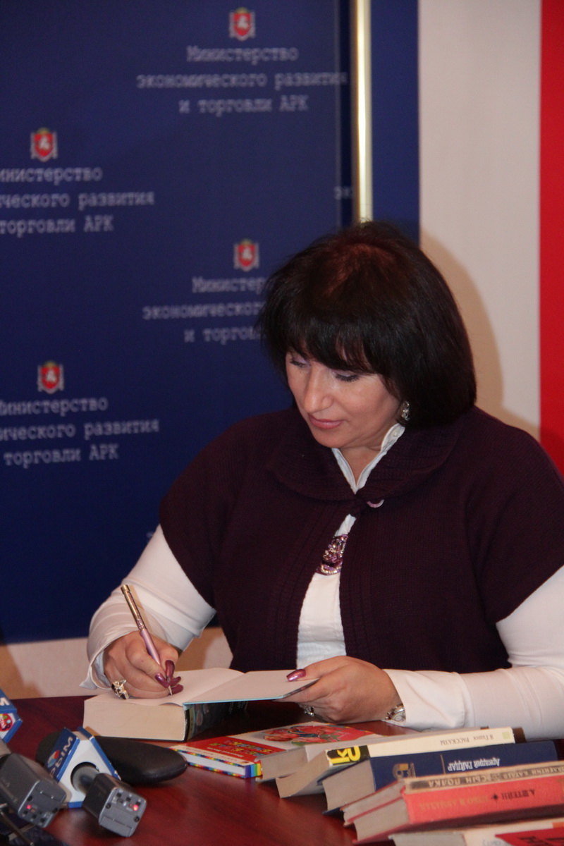 Члены Совета министров Крыма поучаствовали в акции «Книги, которые нас воспитали»