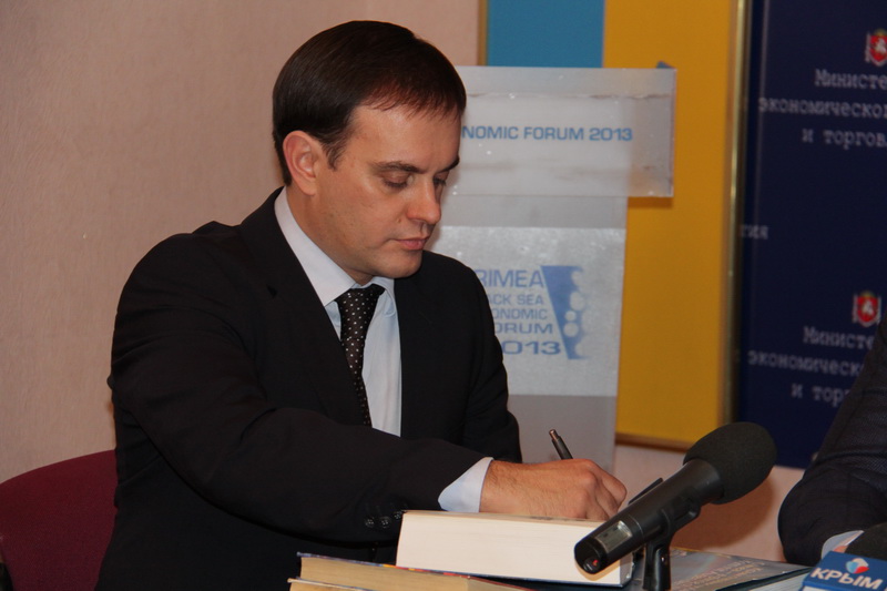 Члены Совета министров Крыма поучаствовали в акции «Книги, которые нас воспитали»