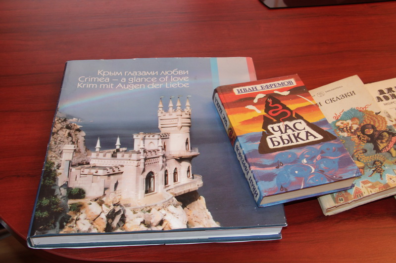 Члены Совета министров Крыма поучаствовали в акции «Книги, которые нас воспитали»