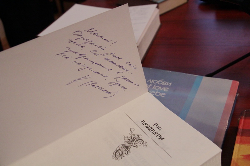 Члены Совета министров Крыма поучаствовали в акции «Книги, которые нас воспитали»