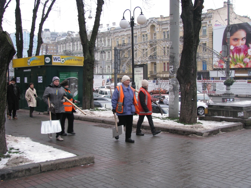 Майдан в Киеве: баррикады из мусора и граффити на стенах