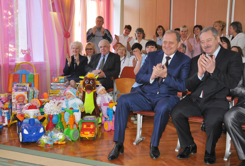 Крымский премьер поздравил с Днем святого Николая воспитанников Дома ребенка в Симферополе