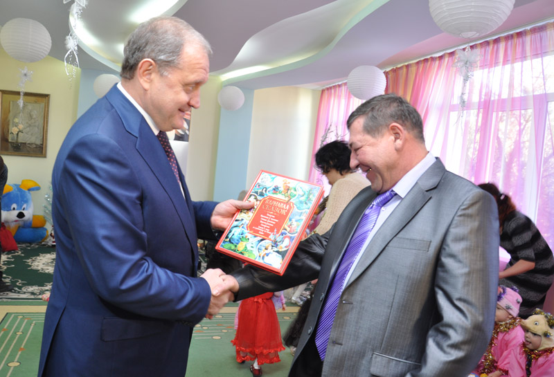 Крымский премьер поздравил с Днем святого Николая воспитанников Дома ребенка в Симферополе