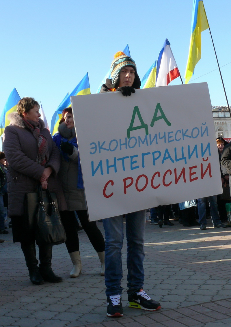 В Киев с лозунгами «Украина – не майдан» уехала еще тысяча крымчан