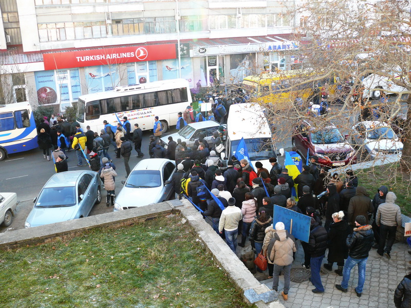 В Киев с лозунгами «Украина – не майдан» уехала еще тысяча крымчан