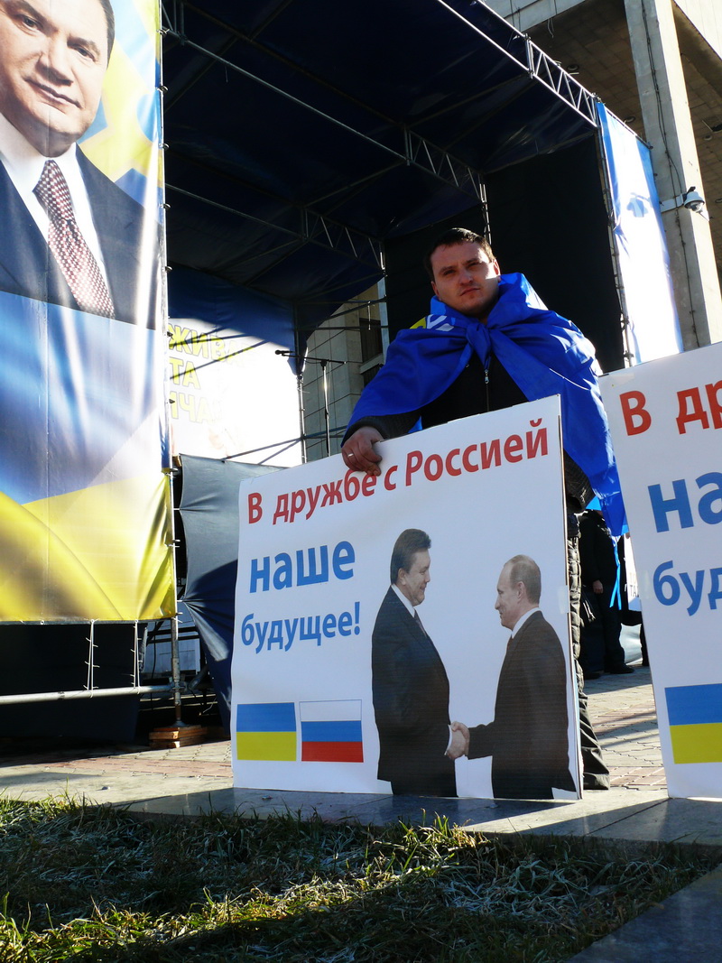 В Киев с лозунгами «Украина – не майдан» уехала еще тысяча крымчан