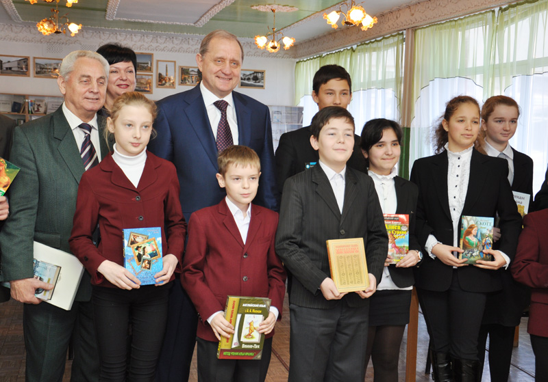 Крымский премьер в Симферополе презентовал школьникам книги на четырех языках