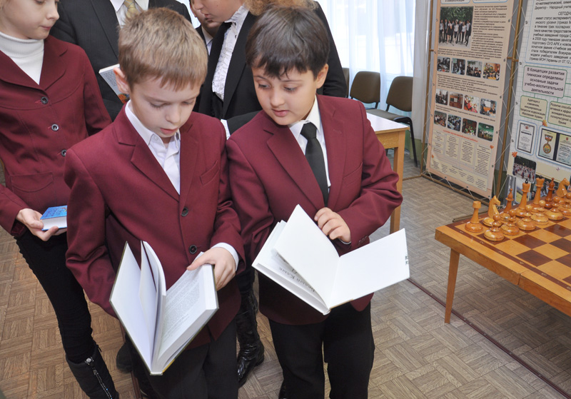 Крымский премьер в Симферополе презентовал школьникам книги на четырех языках