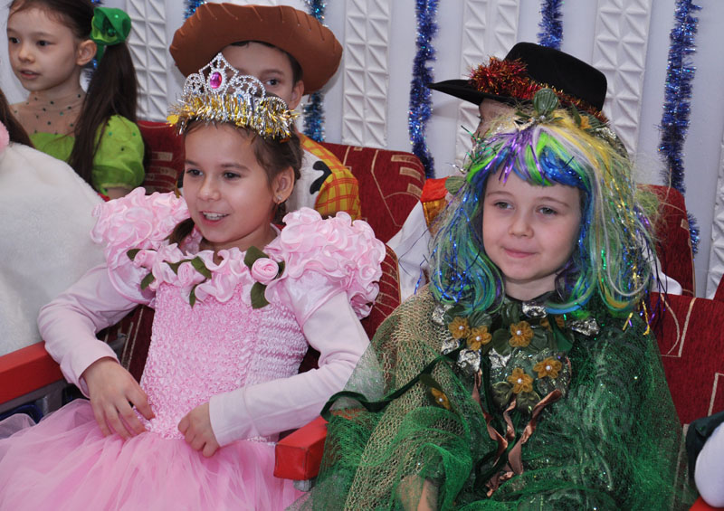 Крымский премьер в Симферополе презентовал школьникам книги на четырех языках