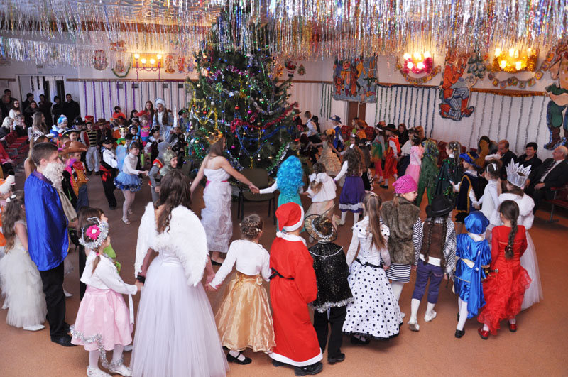 Крымский премьер в Симферополе презентовал школьникам книги на четырех языках