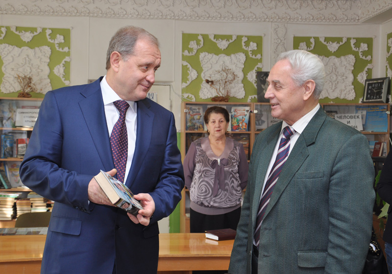 Крымский премьер в Симферополе презентовал школьникам книги на четырех языках