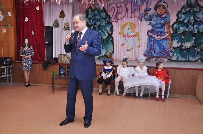 Крымский премьер в Симферополе презентовал школьникам книги на четырех языках