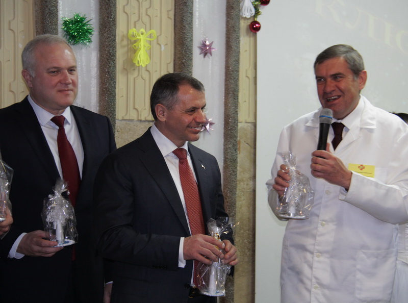 В Симферополе пациенты детской клинической больницы получили подарки ко Дню святого Николая