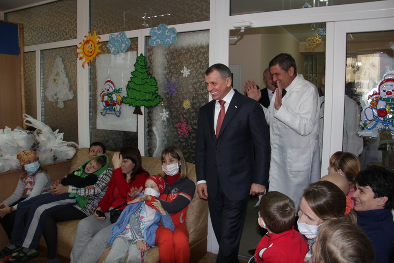 В Симферополе пациенты детской клинической больницы получили подарки ко Дню святого Николая