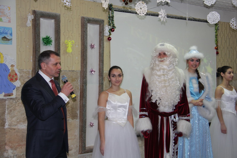 В Симферополе пациенты детской клинической больницы получили подарки ко Дню святого Николая