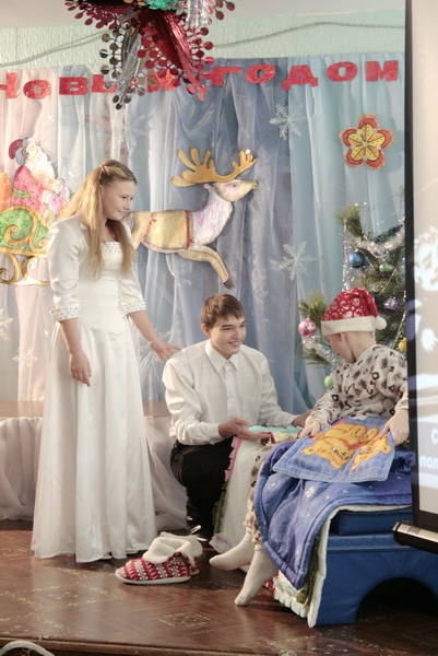 Воспитанники школы-интерната для слабослышащих детей получили подарки ко Дню святого Николая