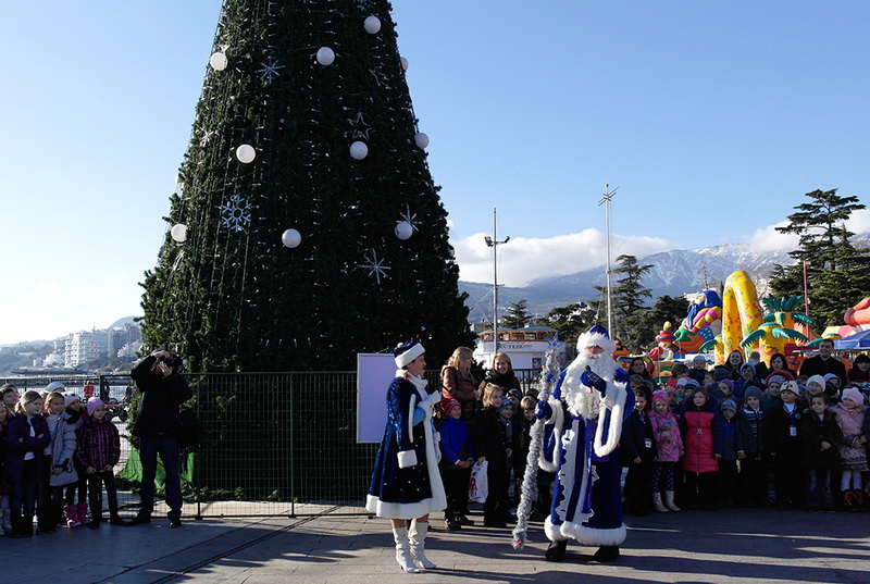 В Ялте открыли городскую елку