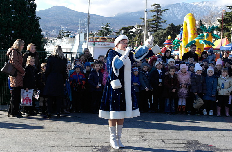 В Ялте открыли городскую елку