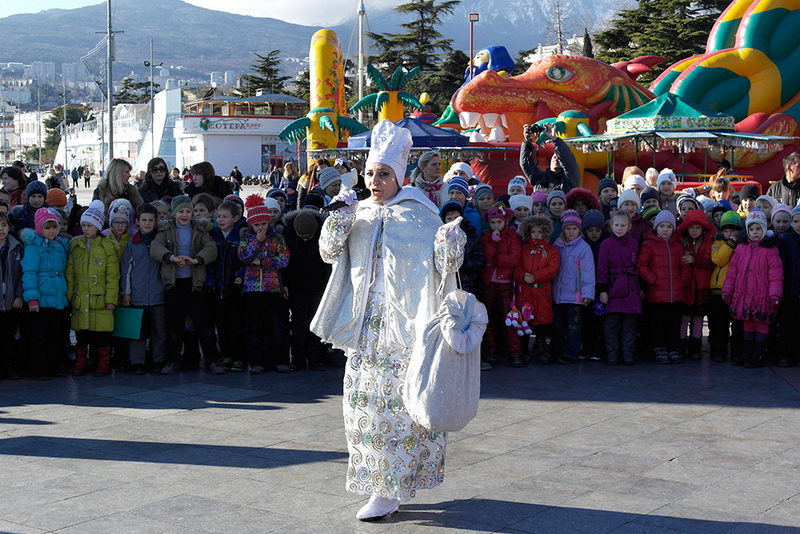 В Ялте открыли городскую елку