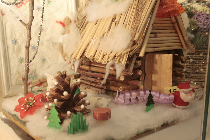 В Симферополе открылась выставка новогодних поделок