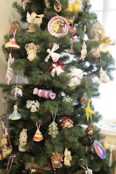 В Симферополе открылась выставка новогодних поделок