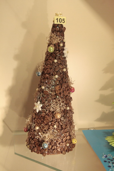 В Симферополе открылась выставка новогодних поделок