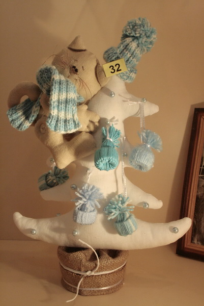 В Симферополе открылась выставка новогодних поделок