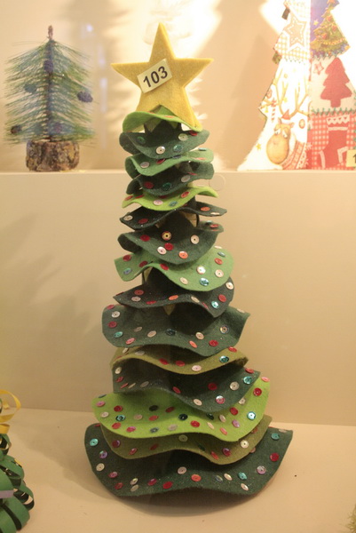 В Симферополе открылась выставка новогодних поделок