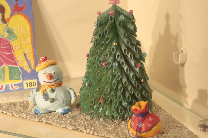 В Симферополе открылась выставка новогодних поделок