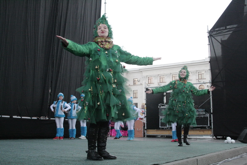 В Симферополе зажглась главная городская елка