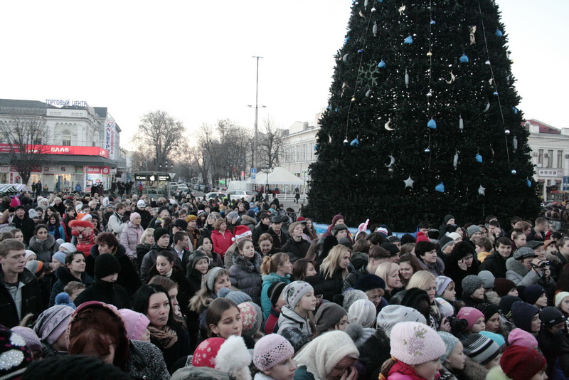 В Симферополе зажглась главная городская елка