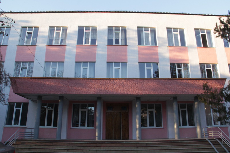 Крымским школьникам вручили книги с автографами знаменитостей