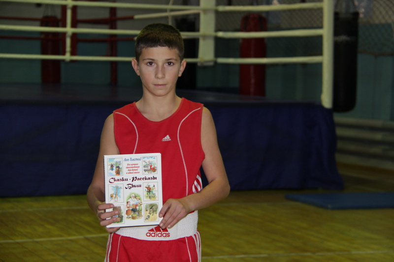 Крымским школьникам вручили книги с автографами знаменитостей