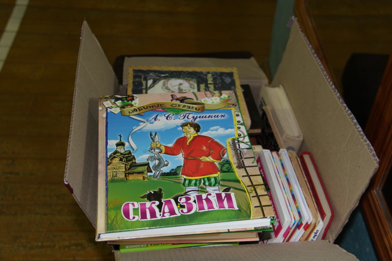 Крымским школьникам вручили книги с автографами знаменитостей