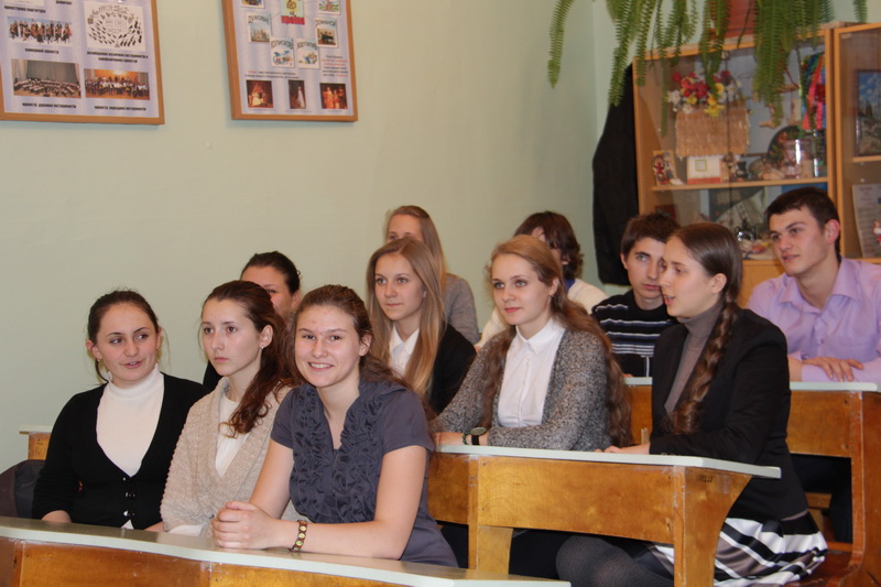 Крымским школьникам вручили книги с автографами знаменитостей