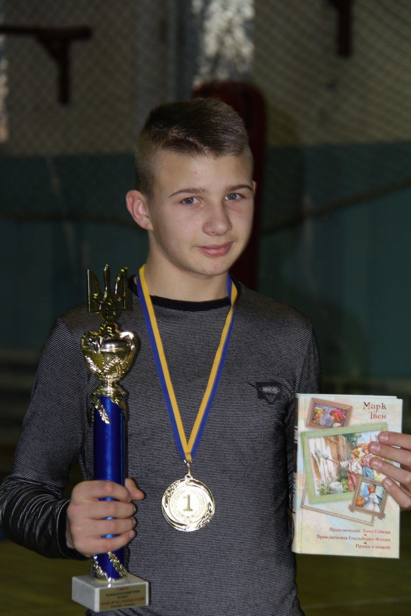 Крымским школьникам вручили книги с автографами знаменитостей