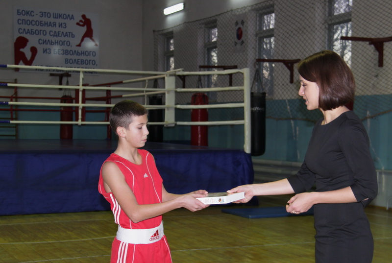 Крымским школьникам вручили книги с автографами знаменитостей