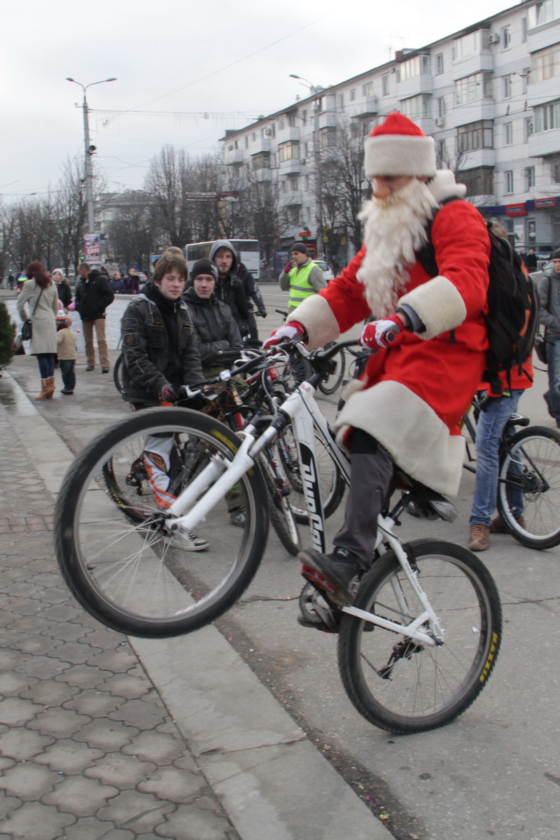 В Симферополе провели новогодний велопробег