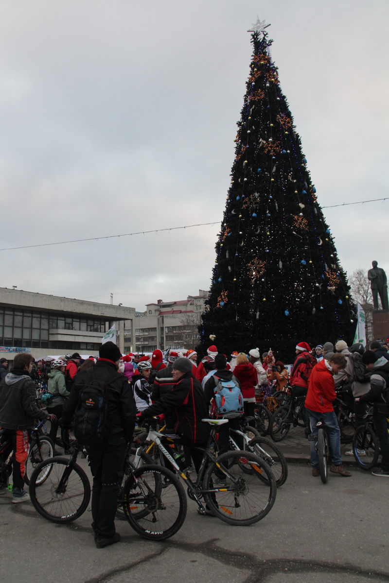В Симферополе провели новогодний велопробег