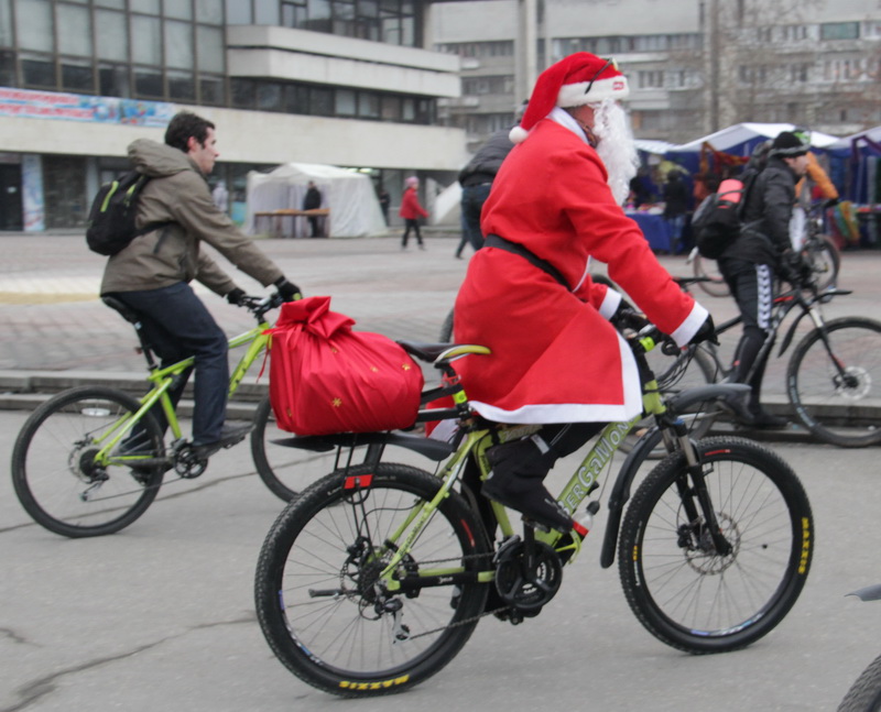 В Симферополе провели новогодний велопробег
